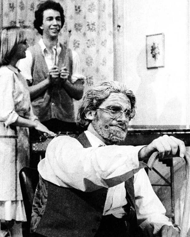 9. Стив Карелл в студенческой театральной постановке, 1980 9. Стив Карелл в студенческой театральной постановке, 1980 знаменитости, редкие, фотографии
