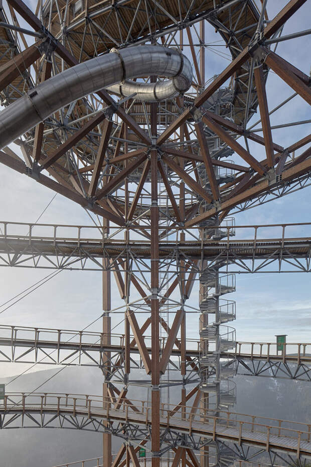 Смотровая площадка с экстремальной горкой в горах Чехии (13 фото) Смотровая площадка с экстремальной горкой в горах Чехии (13 фото)