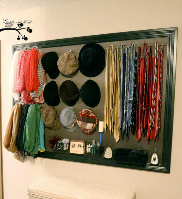 Стильная доска с крючками для хранения шляпок, шарфов и галстуков.