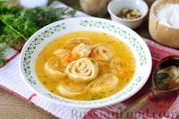 Фото к рецепту: Куриный бульон с овощами и рулетиками со сладким перцем и орехами