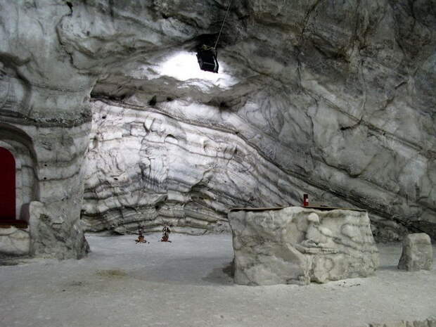 Барельеф на стене соляной пещеры