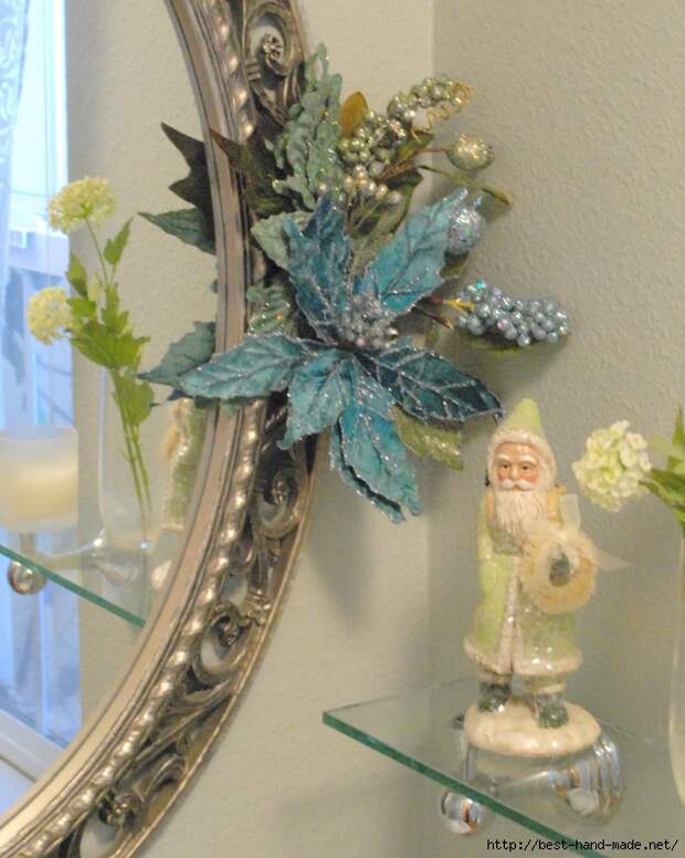 bathroom-decor-christmas-bathroom-decorations-in-blue-color-theme-with-glittered-flowers-for-mirror-decoration-with-green-small-ceramic-santa-christmas-bathroom-decorations-for-elegant-and-girly-acces (559x700, 304Kb)