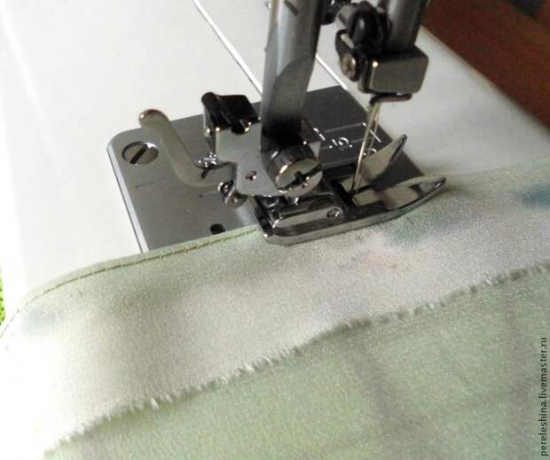 Подшиваем шелковый платок