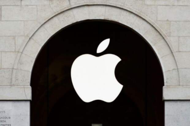 Логотип Apple в Париже, Франция, 15 июля 2020 года. REUTERS/Gonzalo Fuentes