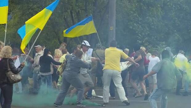 В Днепропетровске закидали дымовыми шашками и избили недовольных киевскими властями