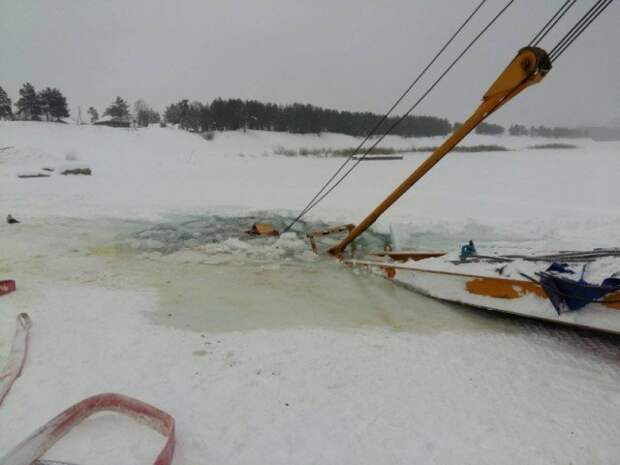В Иркутске, под лёд провалился трактор, который приехал вытаскивать кран, который приехал вытаскивать бензовоз, который вытаскивал другой бензовоз