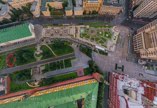 Пролетая над Московским Кремлём Пролетая над Московским Кремлём