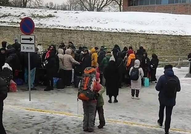 На границе между эстонской Нарвой и Ивангородом,  люди стоят в очереди более суток, чтобы попасть в Россию