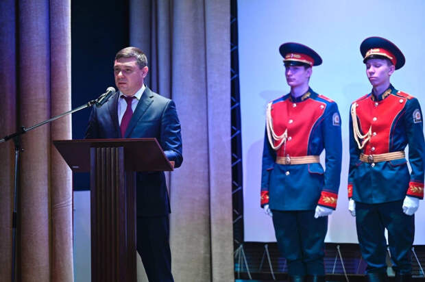 Евгений Первышов поздравил военнослужащих и сотрудников Росгвардии с профессиональным праздником