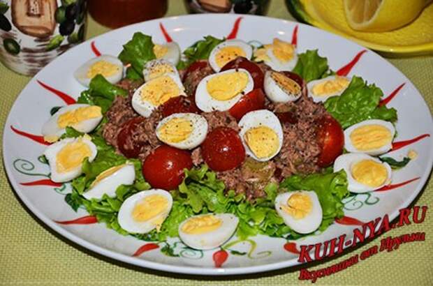 Американский салат с тунцом, помидорами, сельдереем и перепелиными яйцами