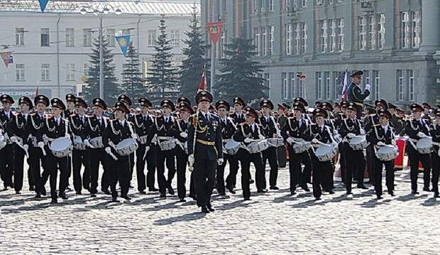 Старший брат Руслан открывает Парад Победы