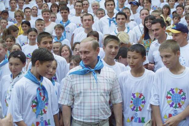 Владимир Путин с отдыхающими детьми из Якутии в детском центре "Артек", 2001 год