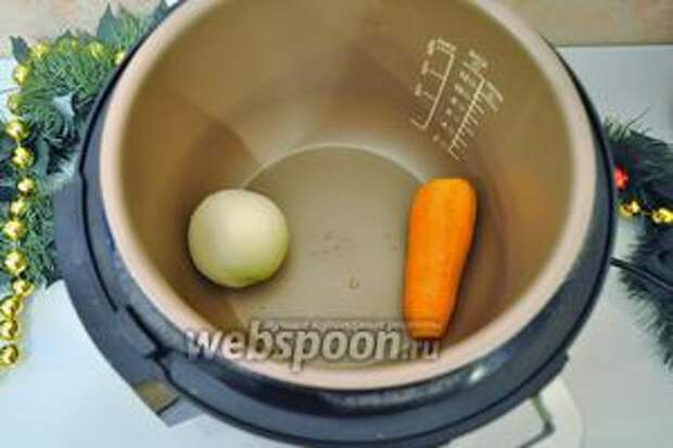Почистим лук и морковь, и поместим их в чашу мультиварки целиком.