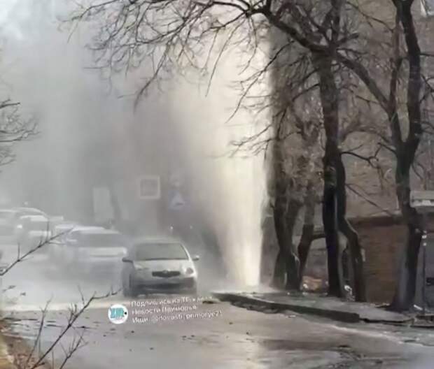 «Гейзер» высотой 20 метров обрушился кипятком на улицу во Владивостоке