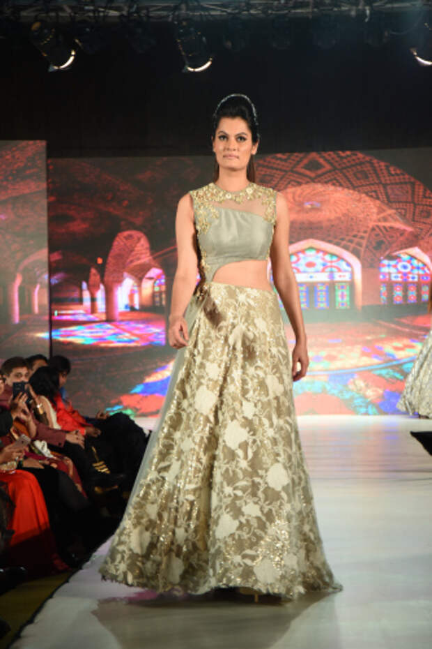 A model wearing the Birds of Paradise themed outfit