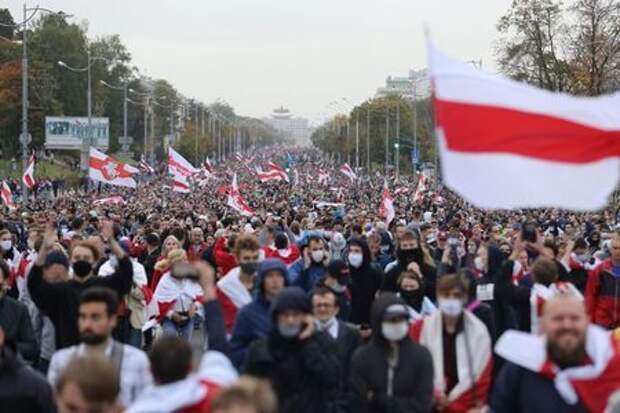 Участники протестов против результатов президентских выборов в Минске, Белоруссия, 27 сентября 2020 года. Tut.By via REUTERS