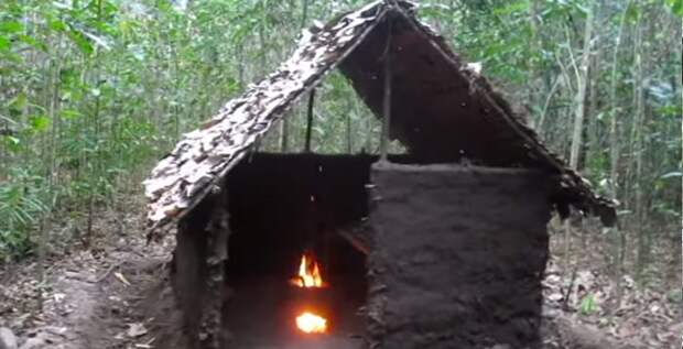 Парень голыми руками построил просто отпадный дом в лесу (видео)