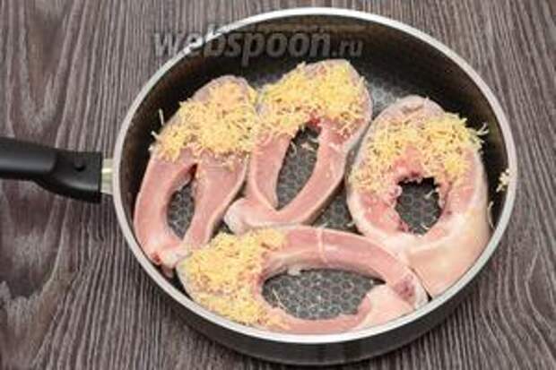 Кладём натёртый сыр на мелкой тёрке на каждый кусочек.