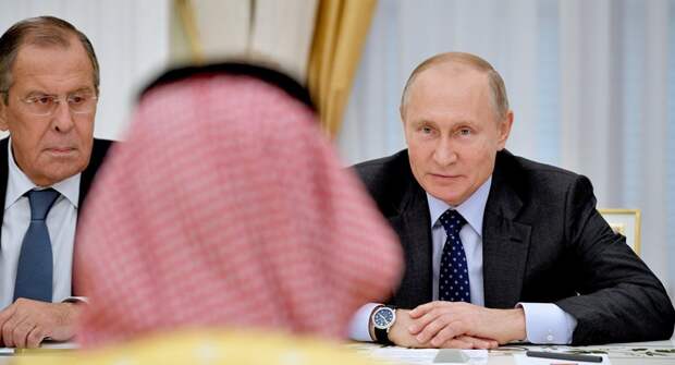 Президент РФ Владимир Путин (справа) во время встречи с наследным принцем Саудовской Аравии Мухаммедом ибн Салманом Аль Саудом