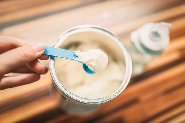 Сухое молоко менее агрессивное, чем соль и сода. / Фото: Aktsport.ru