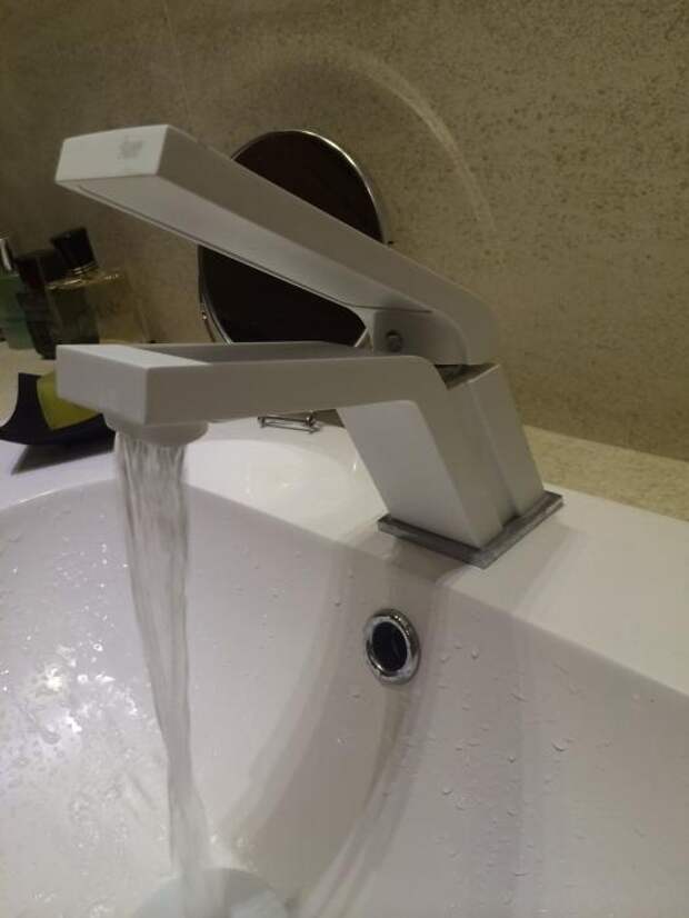 Современный смеситель для ванной комнаты