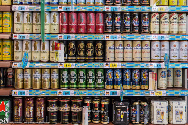 Пиво от китайского до немецкого. Кстати, почти все китайское пиво идет с пониженным содержанием алкоголя. Даже китайский Tuborg - 3,1 %. Стоимость от 25 рублей за Китай до 200 за импорт. еда, китай, китайцы, супермаркет