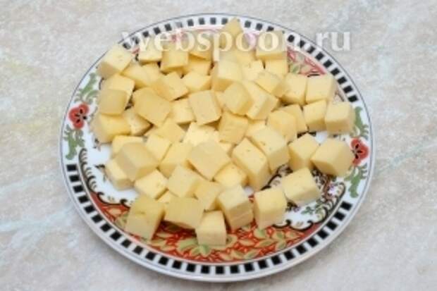 Сыр нарезаем кубиками средних размеров.  