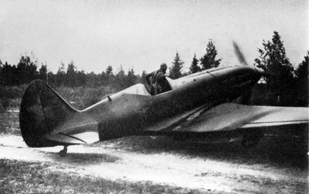 МиГ-1 - "истребитель Микояна и Гуревича первый", он же "истребитель двухсотый" И-200. Советский скоростной истребитель был впервые показан широкой публике 18 августа 1940 года на параде в Тушине. Всего в 1940 году было построено сто МиГ-1. В начале 1941 года новые боевые машины начали поступать в летные строевые части. Однако в ходе эксплуатации у них были выявлены недоработки мотора. Устранение недостатков привело к появлению модифицированного самолета, получившего название МиГ-3 