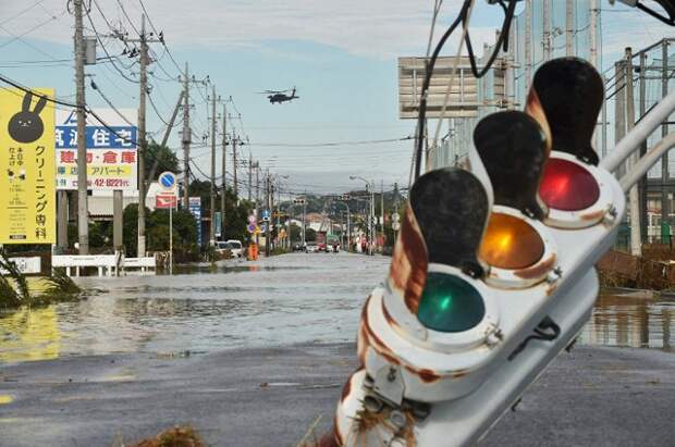 Два тайфуна, обрушившихся на Японию, вызвали сильнейшее наводнение. Площадь затопления — почти 500 квадратных километров — вся центральная часть страны