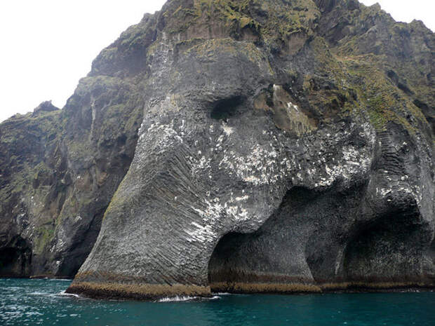 Ты не поверишь своим глазам, когда увидишь эту скалу, расположенную в Исландии!