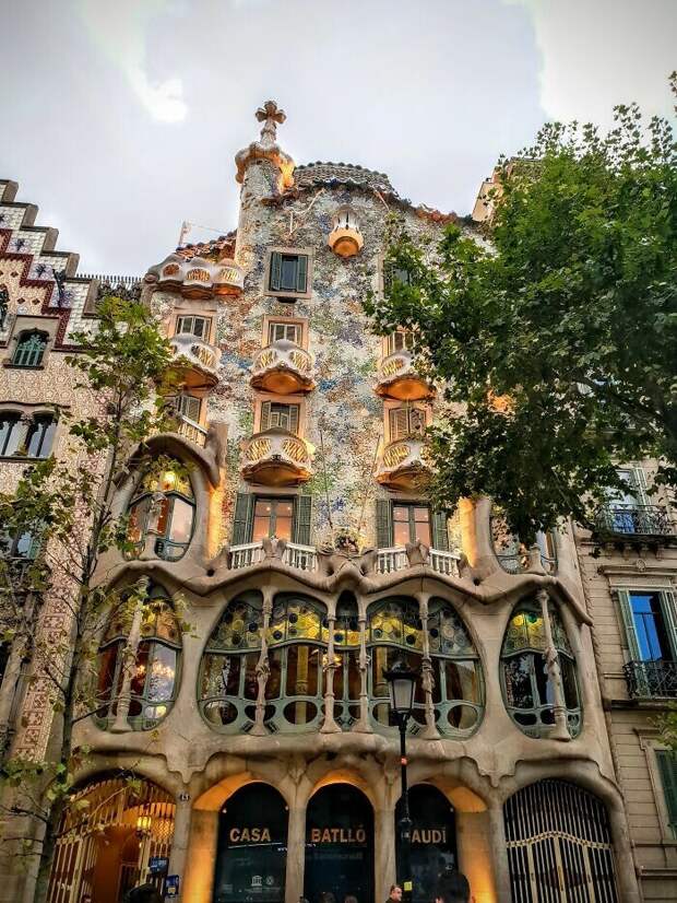 10. Дом Бальо в Барселоне. Это было классическое здание, но с 1904 года его несколько раз реконструировал Гауди
