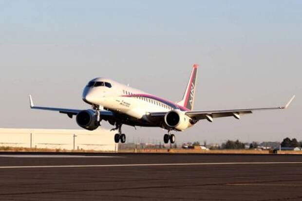 Mitsubishi MRJ90 прибывает на аэродром округа Грант в Мозес-Лейк
