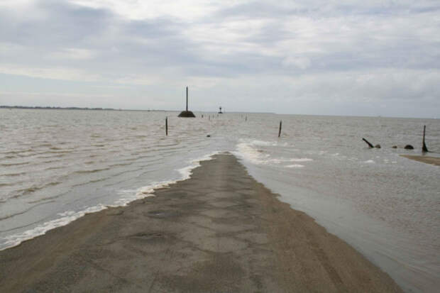 эта дорога дважды в сутки уходит под воду