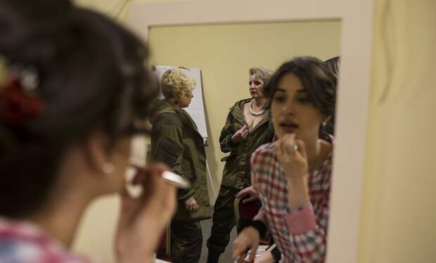 Ополченки Новороссии в вечерних платьях Ополченки Новороссии в вечерних платьях