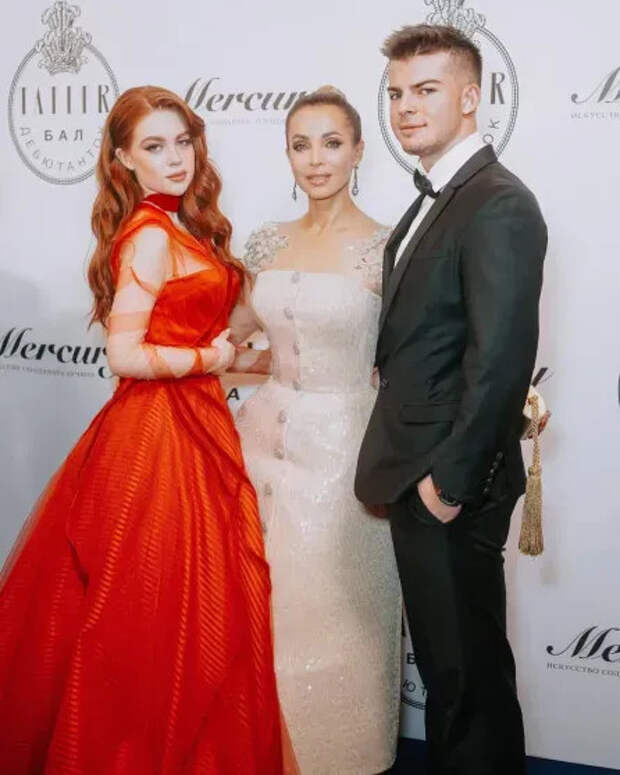 Марианна Газманова с матерью и братом