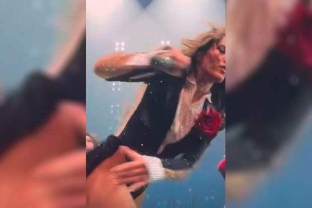 Певица Джей Ло в блестящем боди споткнулось и чуть не упала со сцены