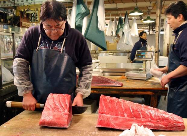 Из Японии в Россию в 2013 году ввезено 11,69 тыс. тонн продуктов на $25,63 млн. На первом месте в доле продуктового экспорта - алкоголь ($9,98 млн), затем морепродукты ($5,73 млн) и готовые соусы ($1,32 млн). На фото: рыбный рынок в Токио 