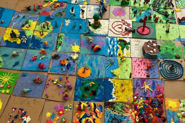«Краски детства» приглашают порисовать в компании с известными художниками и слепить континент из пластилина