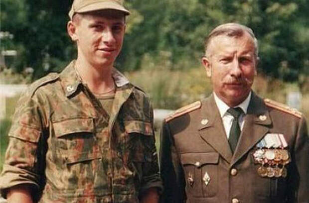 Знаменитости во время службы в армии (26 фото) Знаменитости во время службы в армии (26 фото)