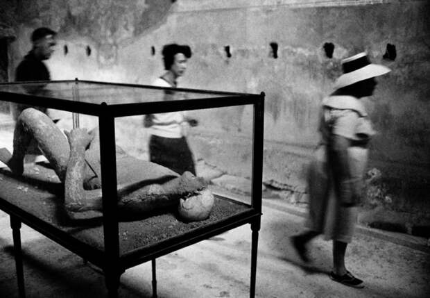 Окаменелые жертвы извержения Везувия. Италия, Помпеи, 1964 год.