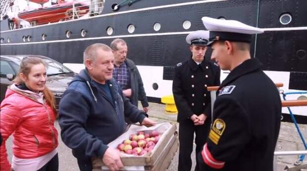 Польский фермер принес яблоки российским морякам: "Убедитесь, что Путин лжет" Польский фермер принес яблоки российским морякам: "Убедитесь, что Путин лжет"