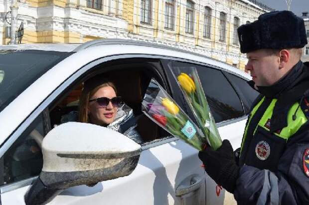 Тамбовские автоинспекторы вручили цветы автоледи в преддверии 8 Марта
