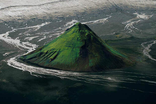 16. Вулкан Maelifell на краю ледника Мирдальсйокудль, Исландия