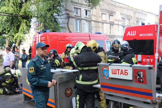 Вертолеты сбросили более 200 тонн воды для тушения пожара в Южнопортовом