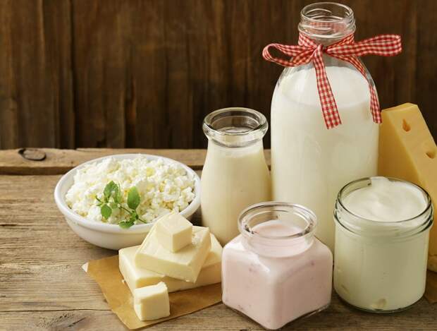 Кисломолочные продукты содержат в себе много вредных для обгорелой кожи компонентов. / Фото: worldofmeat.ru