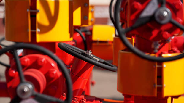 Новак указал на рекордные цены на нефть из-за конфликта на Ближнем Востоке