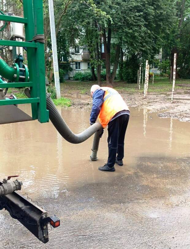 Коммунальные службы округа Пушкинский продолжают бороться с последствиями обильных дождей Коммунальные службы округа Пушкинский продолжают бороться с последствиями обильных дождей