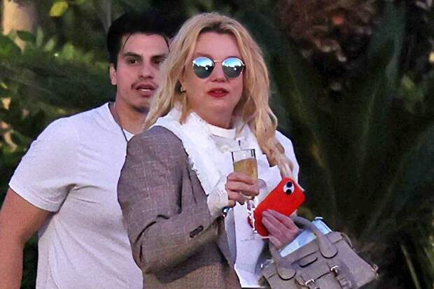 «Она выглядит немного по-другому без фильтров»: 43-летняя Бритни Спирс шокировала поклонников внешностью