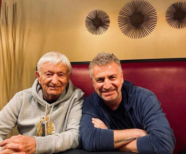 Певец Леонид Агутин показал фото с отцом в день его рождения