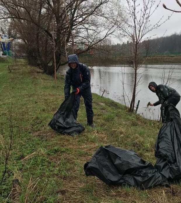 Берега Малого пруда в Северном очистили от пластика